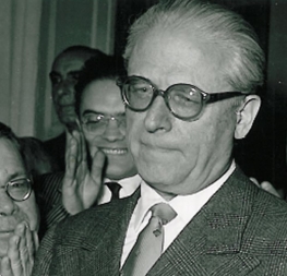 (il giornalista applaude G. GRONCHI, appena eletto presidente della Repubblica, 1955)