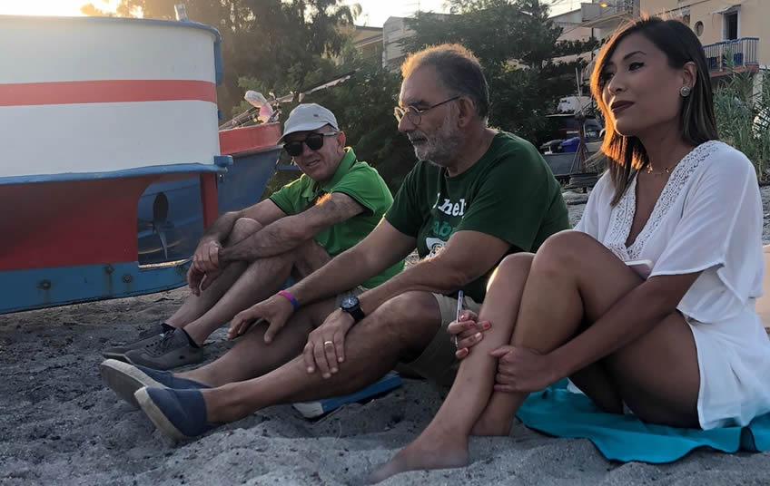 bova marina legge in spiaggia
